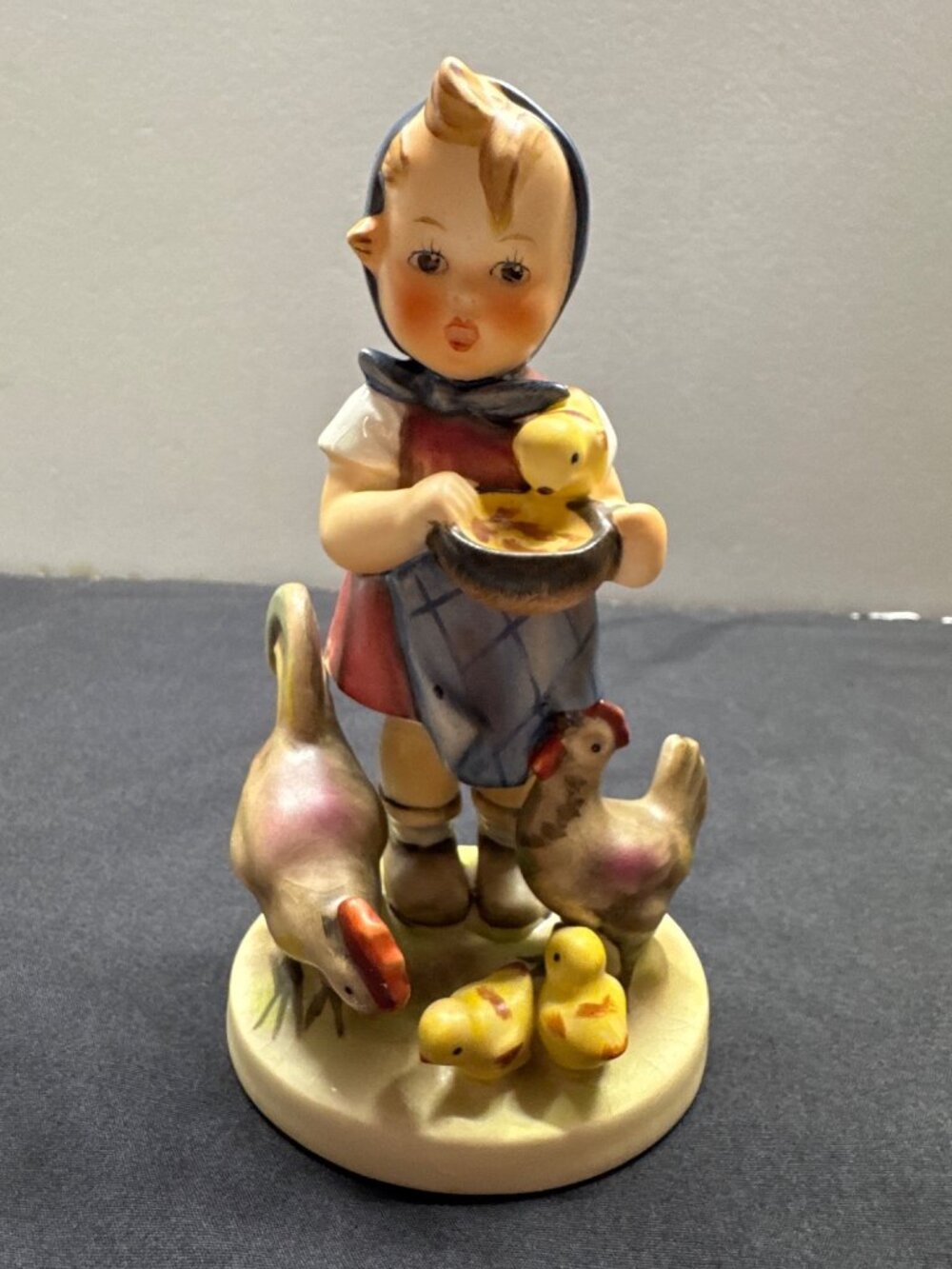 Hummel Goebel "Feeding Time" Figurine Girl With Chickens & Chicks 4.75" Hand Pai